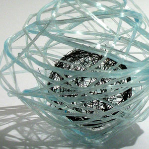 Cocoon II, Glasstringer heiß modelliert, Floatglas, Metalldraht, D: ca. 20 cm