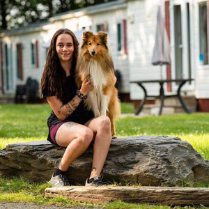 Natascha Schmitz mit ihrem Hund Dylan. Auch sie ist zum ersten Mal dabei