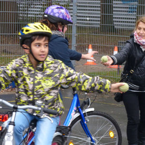 Schüler und Schülerin bei der Radfahrprüfung