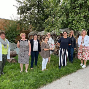 Gruppenbild mit der Ehrenvorsitzenden Andrea Barz und Vorsitzenden Adelheid