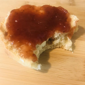 Rosinenbrötchen mit Erdbeermarmelade