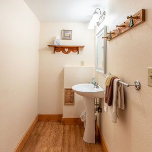 The two outer bedrooms have dressing areas with sinks. The two inner bedrooms have dressing rooms with no sinks.