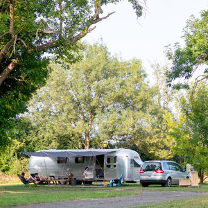 Caravane Airstream américaine à la nuit