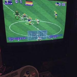 Das Bild zur Folge 114 des Männerquatsch Podcast, zeigt das Spiel International Superstar Soccer Deluxe auf dem Super Nintendo.