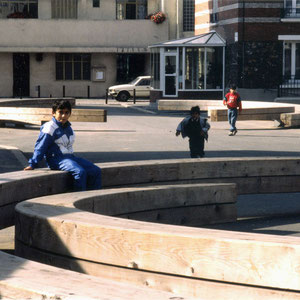 1993 - Réhabilitation des espaces verts dans une cité HLM, Sculpture monumentale, cèdre rouge et acier galvanisé, LOGIAL maîtrise d‘ouvrage, Alfortville, France.  