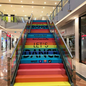 Centre commercial Evry 2 / création de visuels pour l'adhésivage d'un escalier (marches et gardes corps)