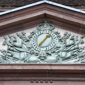 Emblème de Colmar sur la façade de l'Hôtel de Ville