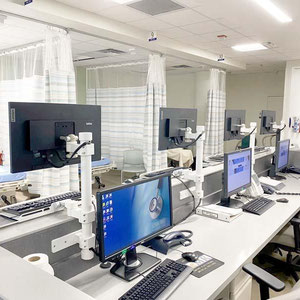 医療・産業用キーボードアーム ナースステーションでの設置