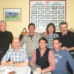 Sentados: Manolo, Tomás y Karlos. Detrás: Eduardo, Remírez, Juán y Guillén