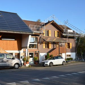 Auf dem älteren Hausteil können wir unsere PV-Produktion um 20 kWp steigern.