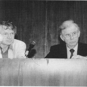 Prof. Rudolf Bahro und Prof. Kurt Biedenkopf 1992 beim Gespräch nach einer Sozialökologie-Vorlesung im Audimax der HU Berlin