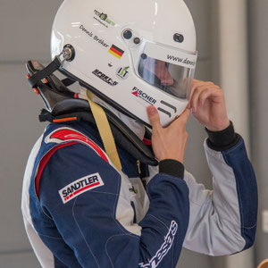 Rennfahrer Dennis Bröker aus Bad Salzuflen Sponsoren auf Helm