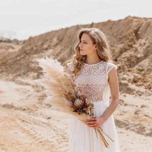 Zweiteiliges Hochzeitsoutfit für die moderne Braut: Leichtes Spitzentop kombiniert mit einem eleganten, bodenlangen Rock – ideal für standesamtliche Trauungen oder freie Zeremonien mit nachhaltigem Anspruch.
