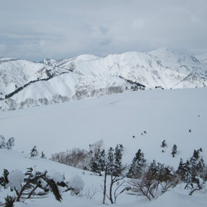 山頂から笈ケ岳方面