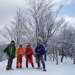 山頂では樹氷が見られました