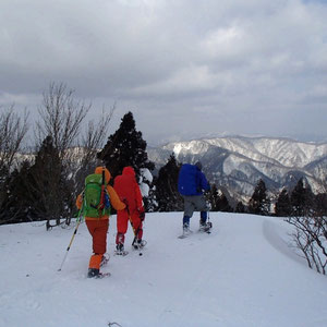 東尾根を通って下山します