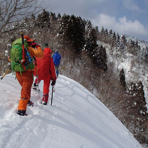 細い尾根を通ってシチクレ峠を目指します