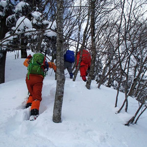 深い雪に苦労しながら百里ヶ岳を目指します