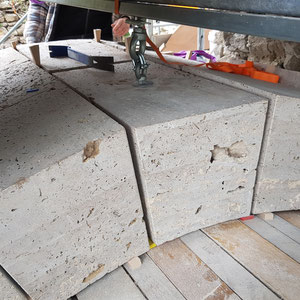 Jagdburg Höfen, Rundbogen in Tuffstein, André Iseli Steinmetz