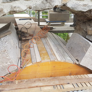 Jagdburg Höfen, Rundbogen in Tuffstein, André Iseli Steinmetz