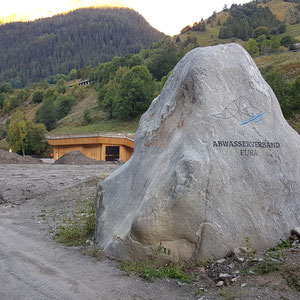 Abwasserverband Furä, Lötschental, Logo gravieren, Findling, André Iseli Steinmetz