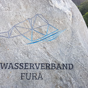 Abwasserverband Furä, Lötschental, Logo gravieren, Findling, André Iseli Steinmetz