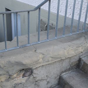 Schulhaus Feimettigen, Sockel ersetzen in Berner Sandstein, André Iseli Steinmetz