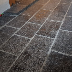 Kirche Wimmis, Bodenplatten aus Ringgenberger Kalkstein, André Iseli Steinmetz