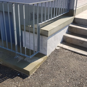 Schulhaus Feimettigen, Sockel ersetzen in Berner Sandstein, André Iseli Steinmetz