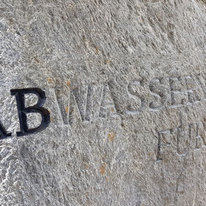 Abwasserverband Furä, Lötschental, Logo gravieren, Findling, André Iseli Steinmetz