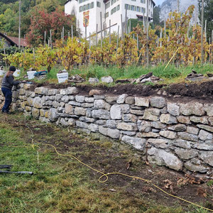 Kirchgemeinde Wimmis, Sanierung Bruchsteinmauer, André Iseli Steinmetz, Wimmis