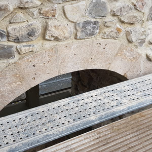 Jagdburg Höfen, Rundbogen in Tuffstein, André Iseli Steinmetz