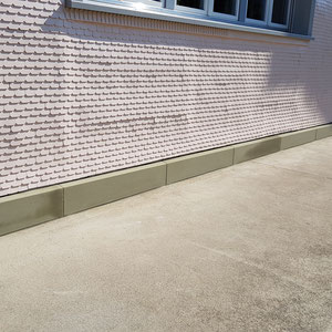 Schulhaus Feimettigen, Sockel ersetzen in Berner Sandstein, André Iseli Steinmetz