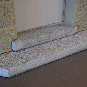  Türschwelle in Tessinergneis, André Iseli Stein- u. Bildhauerwerkstatt, Wimmis