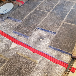 Kirche Wimmis, Bodenplatten aus Ringgenberger Kalkstein, André Iseli Steinmetz