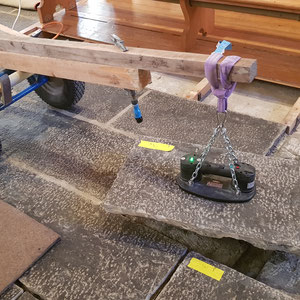 Kirche Wimmis, Bodenplatten aus Ringgenberger Kalkstein, André Iseli Steinmetz