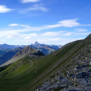 Chaberton : col de la Lauze, au fond le Queyras - AU BOUT DES PIEDS