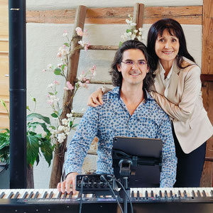 Alexander am Piano mit Sabine 
