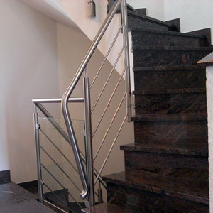 Edelstahl Treppengeländer mit Stäben und Glaseinlage