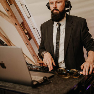 DJ Dimi Doran am Pult – professioneller Hochzeits-DJ und Moderator in Osnabrück