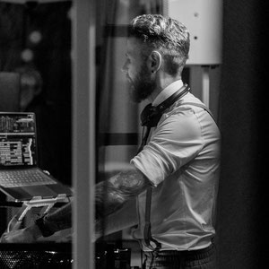 Hochzeitsmoderator Dimi bei der Arbeit – konzentriert und stilvoll am DJ-Pult“