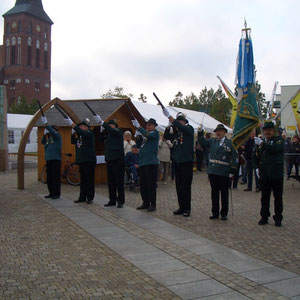 Salutschießen für die Eröffnung des 13. Landesschützenfestes am 12.09.2015 in Pasewalk