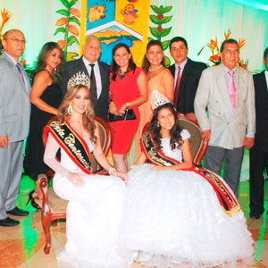 Las dos soberanas del centenario del Cantón Bolívar (Manabí, Ecuador) con familiares y el alcalde.