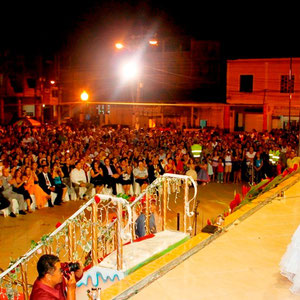 Anita Sofía Mendoza, Niña Centenario del Cantón Bolívar (Manabí, Ecuador) y el público congregado para honrar su proclamación.