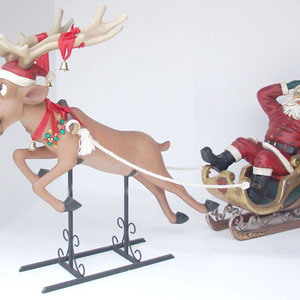 figura santa claus subido en su trineo