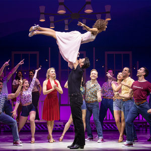 Deike Darrelmann als Frances "Baby" Houseman in DIRTY DANCING (mit Máté Gyenei und Ensemble) © Jens Hauer