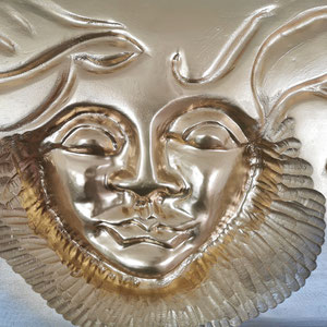 Goldener Engel, goldfarbenes Holz-Relief