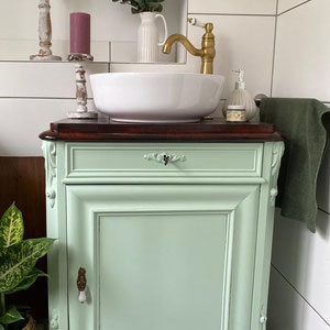 Zartes Mintgrün im Bad - antiker Waschtisch mit neuem Aufsatzbecken und nostalgischem Wasserhahn