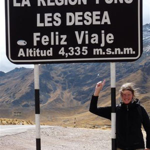 Stop in LA RAYA - der hoechste Pass der Strecke (4.335m)