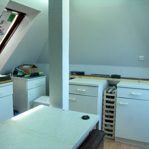 Das Dachzimmer mit Schrägen und Stützbalken